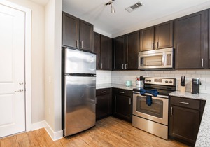 Lux Condo in SouthPark~KING BED~Free Parking~ Balcony~Long Term Stays Welcome!