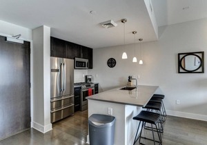 Modern Downtown Luxury with Balcony