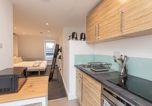 Modern studio flat w/balcony on the King’s Road in Chelsea, London