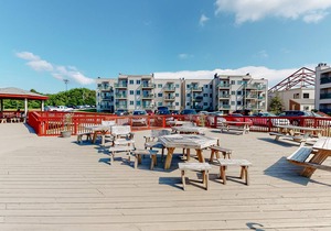 Mountain condo w/ a wood-burning fireplace & access to a pool, hot tub, & sauna!