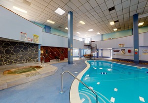 Mountain condo w/ a wood-burning fireplace & access to a pool, hot tub, & sauna!