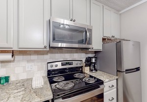 Mountain condo w/ a wood-burning fireplace & access to a pool, hot tub, & sauna!