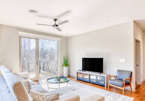 Newly built loft near downtown with WiFi, rooftop deck, gas grills & city views