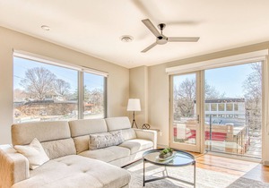 Newly built loft near downtown with WiFi, rooftop deck, gas grills & city views