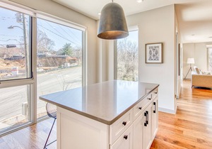 Newly built loft near downtown with WiFi, rooftop deck, gas grills & city views