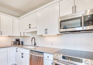 Newly built loft near downtown with WiFi, rooftop deck, gas grills & city views