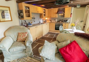 OLD STABLES COTTAGE, pet friendly, with open fire in Loftus