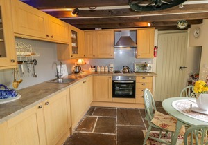 OLD STABLES COTTAGE, pet friendly, with open fire in Loftus