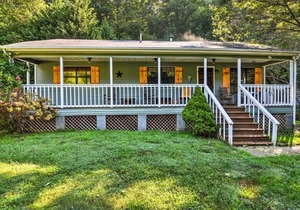 Pet-Friendly Vacation Rental - 15 Mi to Asheville!