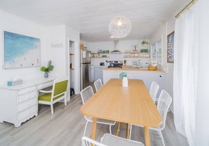 Pet-friendly* Walk Everywhere* Southport* Gameroom* Sleeps 10