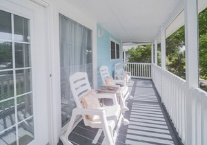 Pet-friendly* Walk Everywhere* Southport* Gameroom* Sleeps 10