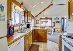 Private pool, hot tub, in Duck. 850 ft to beach! Pet Friendly!