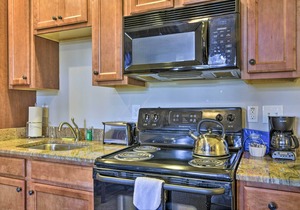 Resort-Style Condo on Golf Course w/Pool Access