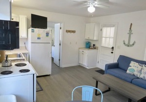 Saltaire Cottages 5: 2BR Steps to Private Beach Access Screen Porch Pool