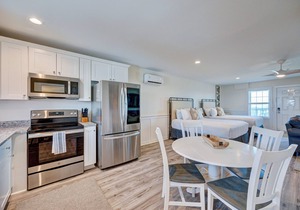 Saltwater Suites Adjacent 1st Floor (107, 108)