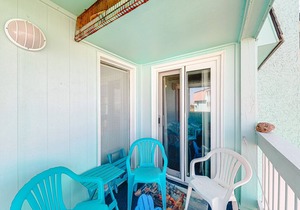 Second-Floor, Ocean View Condo with a Balcony, WiFi & Shared Pool/Grills