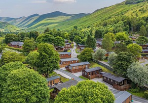 SHEFFIELD PIKE LODGE, pet friendly, with a garden in Windermere
