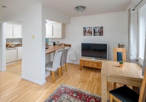 Spacious 2 bed sleeps 5 with parking nr Chelsea
