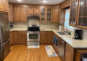 Spacious 3 bedroom House with screen porch .6 mile from downtown Southport, NC