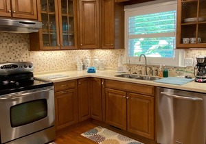 Spacious 3 bedroom House with screen porch .6 mile from downtown Southport, NC