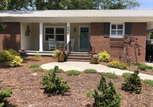 Spacious 3 bedroom House with screen porch .6 mile from downtown Southport, NC