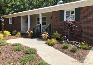 Spacious 3 bedroom House with screen porch .6 mile from downtown Southport, NC
