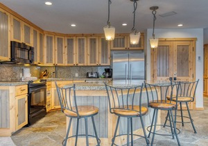 Spacious 3BR Mountain Lodge Stone Fireplace Vaulted Ceilings & Mountain View in Vail
