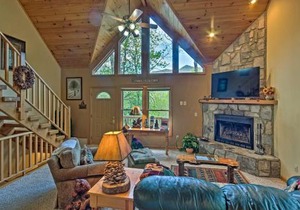 Spacious Maggie Valley Cabin with Hot Tub and MTN View