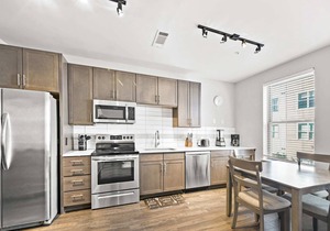 StaysByWalker 1BR - 2 Miles To Uptown! Gym/Parking
