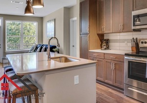 StaysByWalker 2BR - 2 Miles To Uptown! Gym/Parking