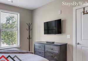 StaysByWalker 2BR - 2 Miles To Uptown! Gym/Parking