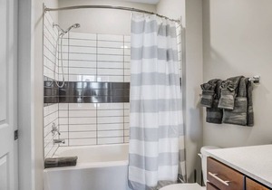 StaysByWalker 2BR - 2 Miles To Uptown! Gym/Parking
