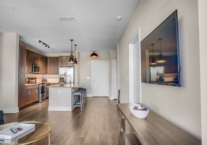 StaysByWalker 2BR - 2 Miles To Uptown! Gym/Parking