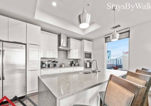 StaysByWalker 2BR Lux Uptown | City View! KingBeds