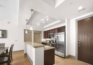 StaysByWalker SouthPark Lux 2BR -KingBeds/Pool/Gym