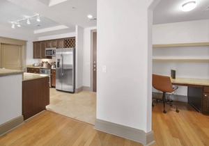 StaysByWalker SouthPark Lux 2BR -KingBeds/Pool/Gym