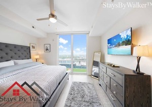 StaysByWalker Studio-King Bed! Roof Top Pool! Gym!