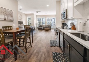 StaysByWalker Uptown Studio! KingBed/Gym/Pool/Spa