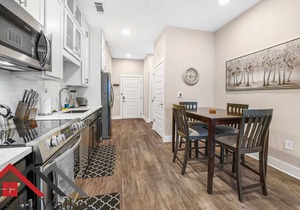 StaysByWalker Uptown Studio! KingBed/Gym/Pool/Spa