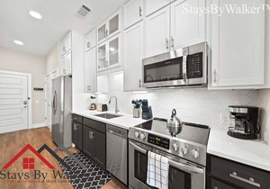 StaysByWalker Uptown Studio! KingBed/Gym/Pool/Spa