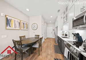 StaysByWalker Uptown Studio! KingBed/Gym/Pool/Spa