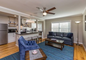 Stylish 1BR Apt w/KING Bed in Central Location