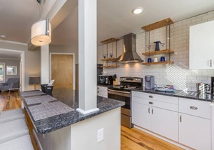 Stylish 1BR Apt w/KING Bed in Central Location