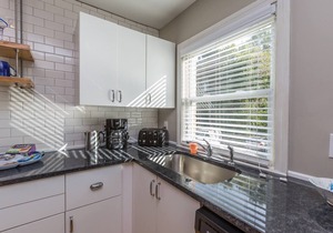 Stylish 1BR Apt w/KING Bed in Central Location