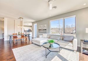 Stylish luxury loft w/ rooftop deck, gas grills, & WiFi - walk to downtown