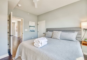 Stylish luxury loft w/ rooftop deck, gas grills, & WiFi - walk to downtown