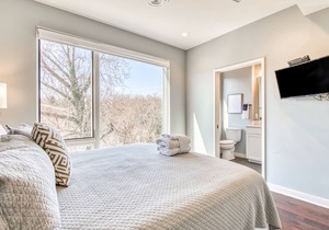 Stylish luxury loft w/ rooftop deck, gas grills, & WiFi - walk to downtown