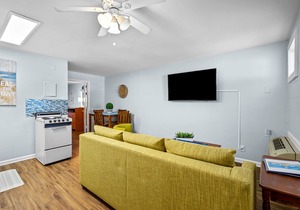 "Sunseeker Inn" suite 5