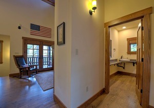 Super cute cabin in Village of Cheshire/Black Mountain. Includes Biltmore!