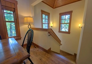 Super cute cabin in Village of Cheshire/Black Mountain. Includes Biltmore!